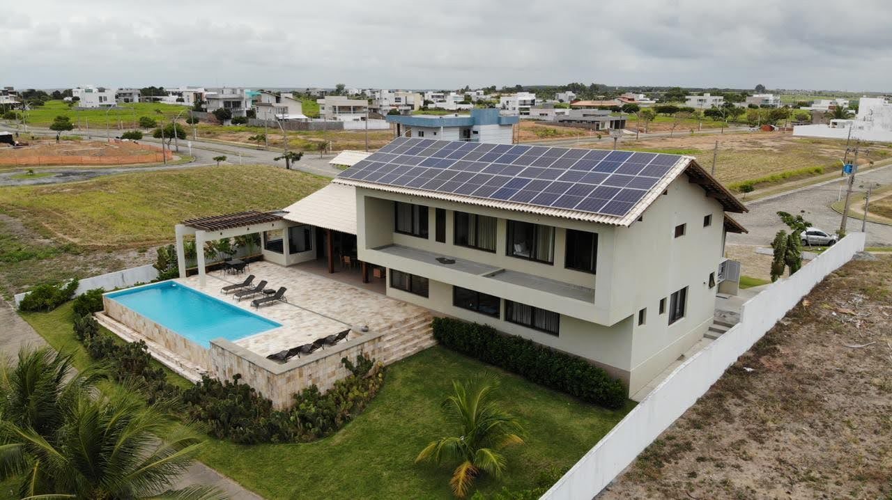 Sistema de energia solar instalado em residência em Alagoas